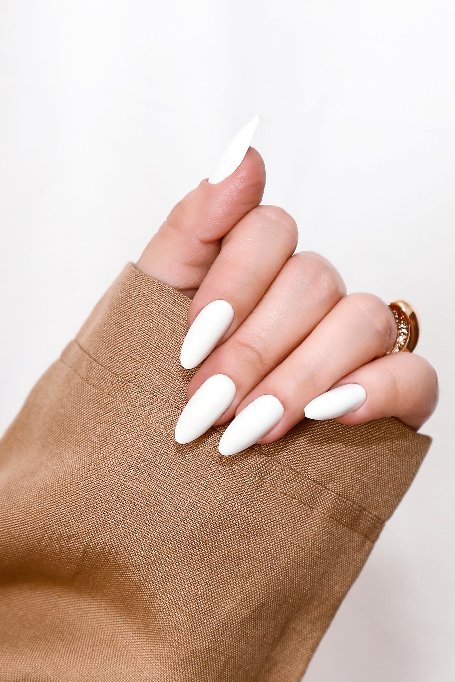 Pure White – Almendra Media