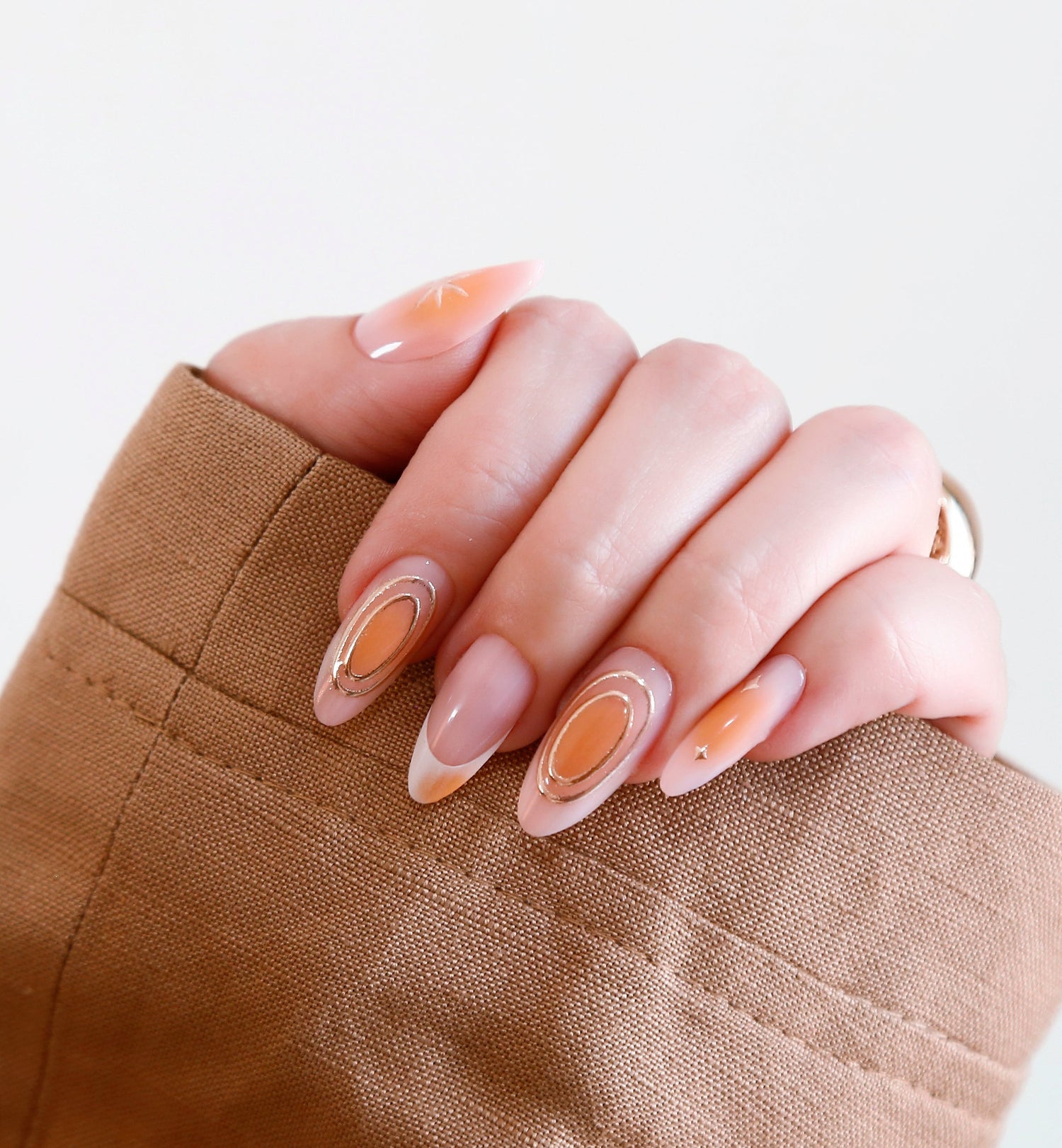 Sunset Gold Aura - Almendra Media